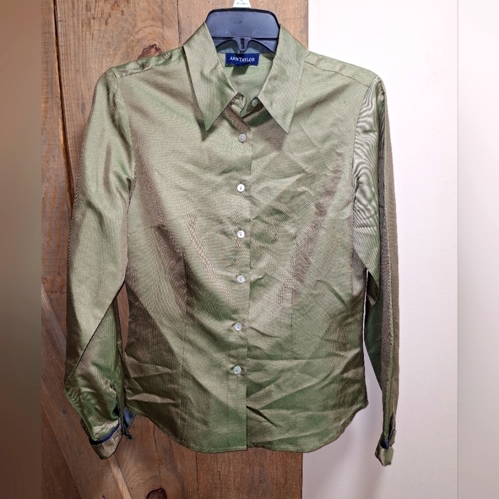 An Ann Taylor 100% Silk long sleeve button-down top in a ladie's size 4. EUC